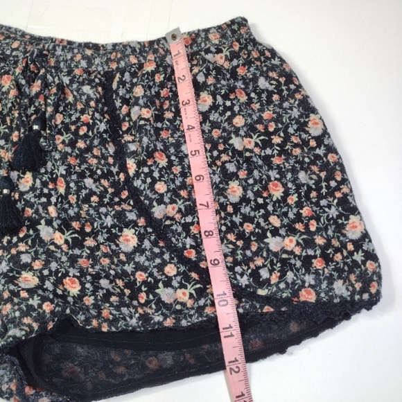 American Eagle Outfitters Women's Floral Print Shorts Size (M) - Picture 3 of 10
